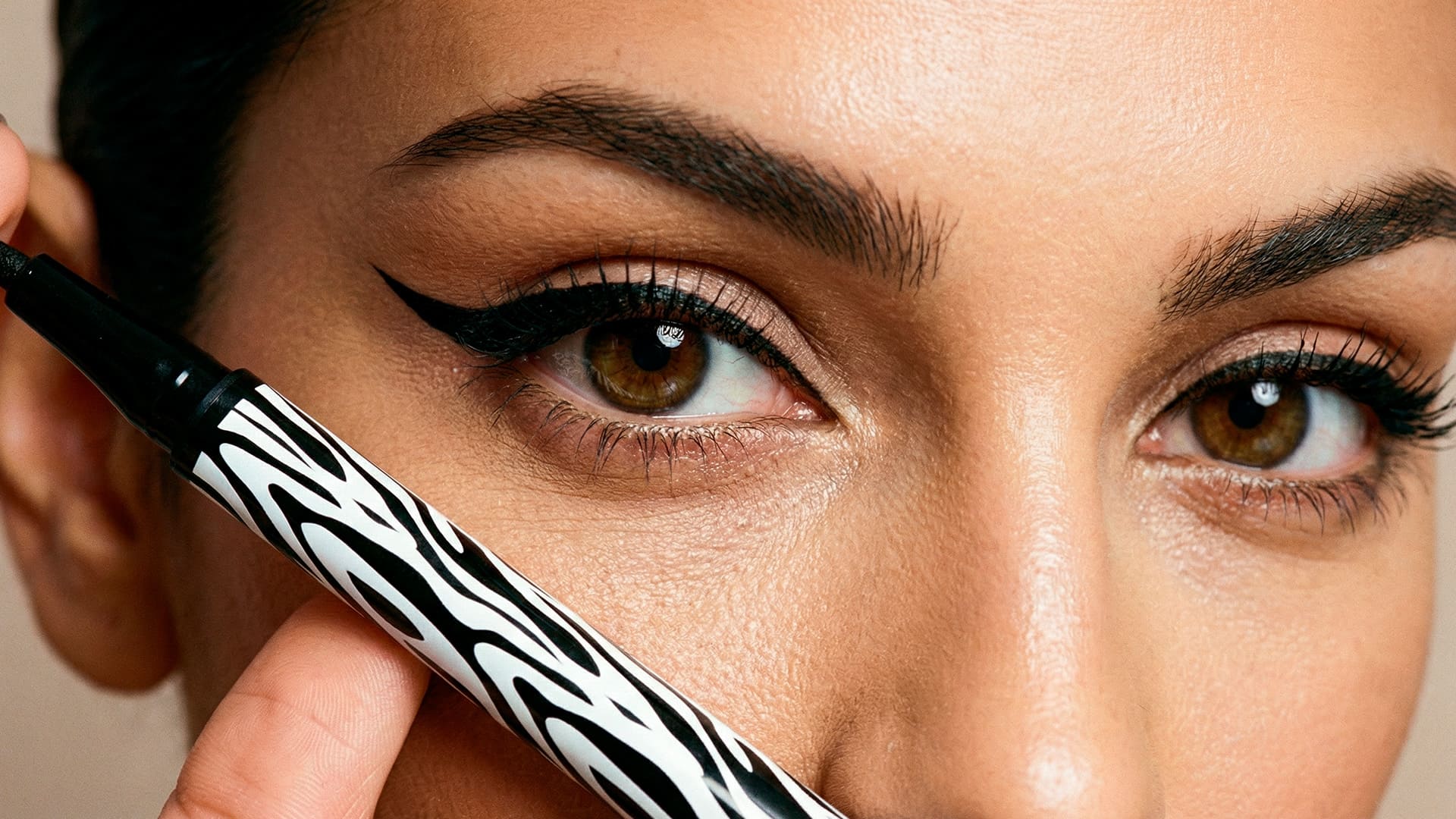 dermacol delineador ojos