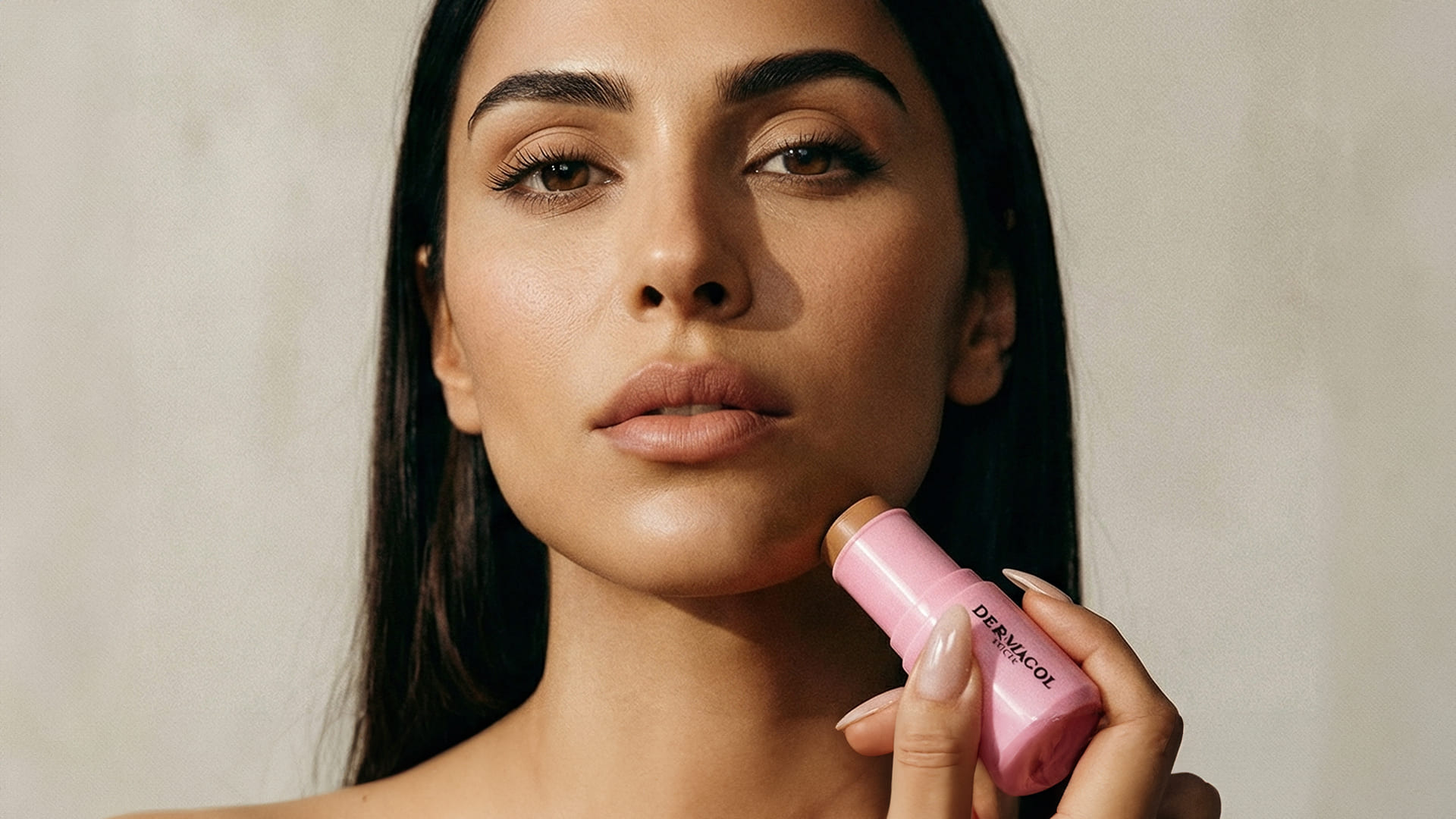 aplicación stick contorno dermacol